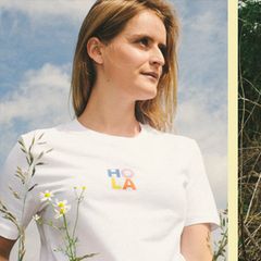 Frau mit T-Shirt und Hosenanzug