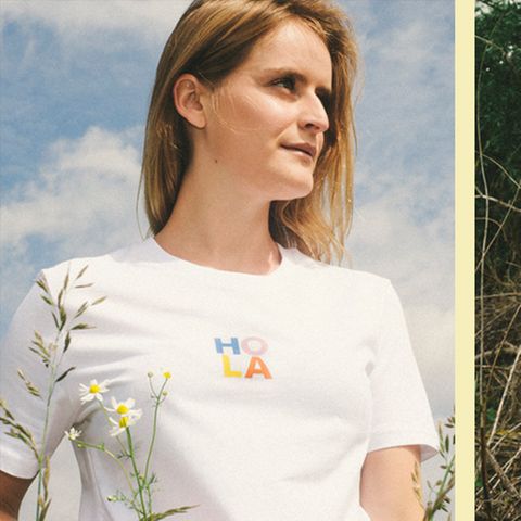Frau mit T-Shirt und Hosenanzug