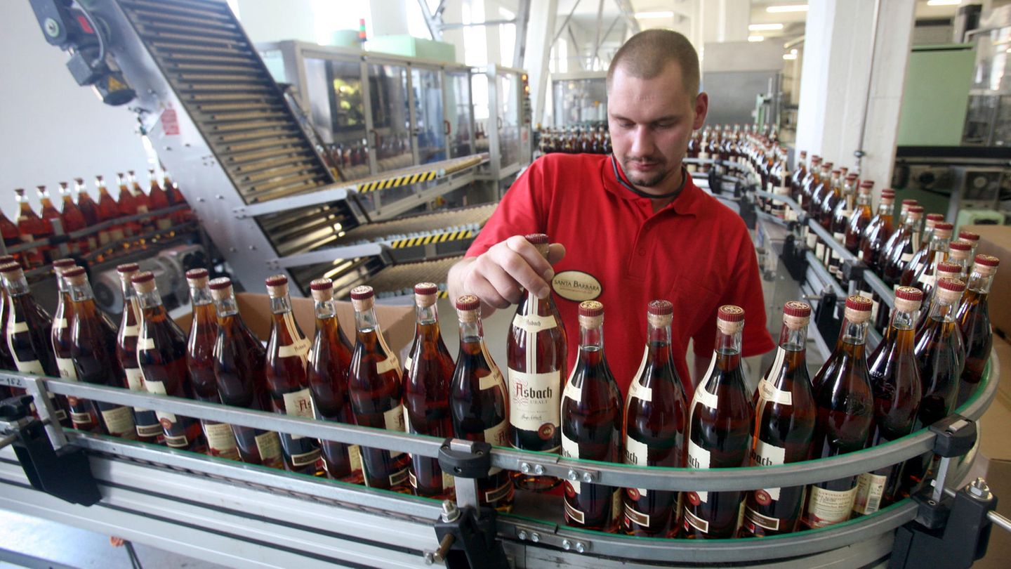 Seit 1502: Im sächsischen Wilthen wird die Abfüllung von Asbach Uralt geprüft. Der Konzern Hardenberg-Wilthen entstand 1992 durch die Übernahme der Brennerei in Sachsen. Hardenberg (aus Nörthen-Hardenberg) wurde 1700 gegründet und befindet sich im Familienbesitz der Grafen von Hardenberg. Im sächsischen Wilthen wird die Abfüllung von Asbach Uralt geprüft. Der Konzern Hardenberg-Wilthen entstand 1992 durch die Übernahme der Brennerei in Sachsen. Hardenberg (aus Nörthen-Hardenberg) wurde 1700 gegründet und befindet sich im Familienbesitz der Grafen von Hardenberg.