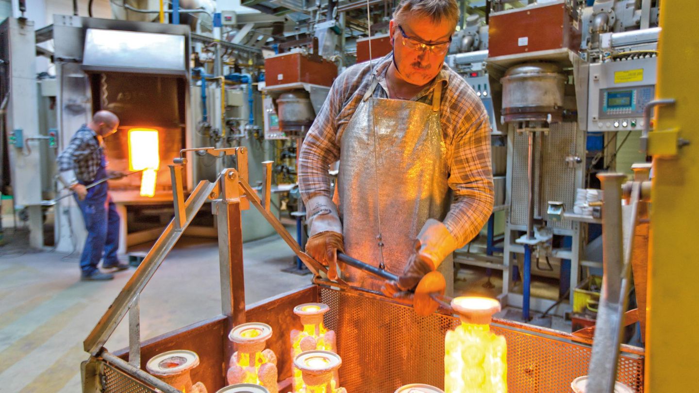 Seit 1502: Das Unternehmen Zollern wurde als Gründung der Fürstlichen Hohenzollernschen Hüttenwerke durch Fürst Meinrad II von Hohenzollern ins Leben gerufen. Das war im Jahr 1708. Das metallverarbeitende Unternehmen wird heute in der 11. Generation der Hohenzollern-Familie geführt. Das Unternehmen Zollern wurde als Gründung der Fürstlichen Hohenzollernschen Hüttenwerke durch Fürst Meinrad II von Hohenzollern ins Leben gerufen. Das war im Jahr 1708. Das metallverarbeitende Unternehmen wird heute in der 11. Generation der Hohenzollern-Familie geführt.