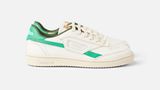 Weiß-grüne Sneakers.