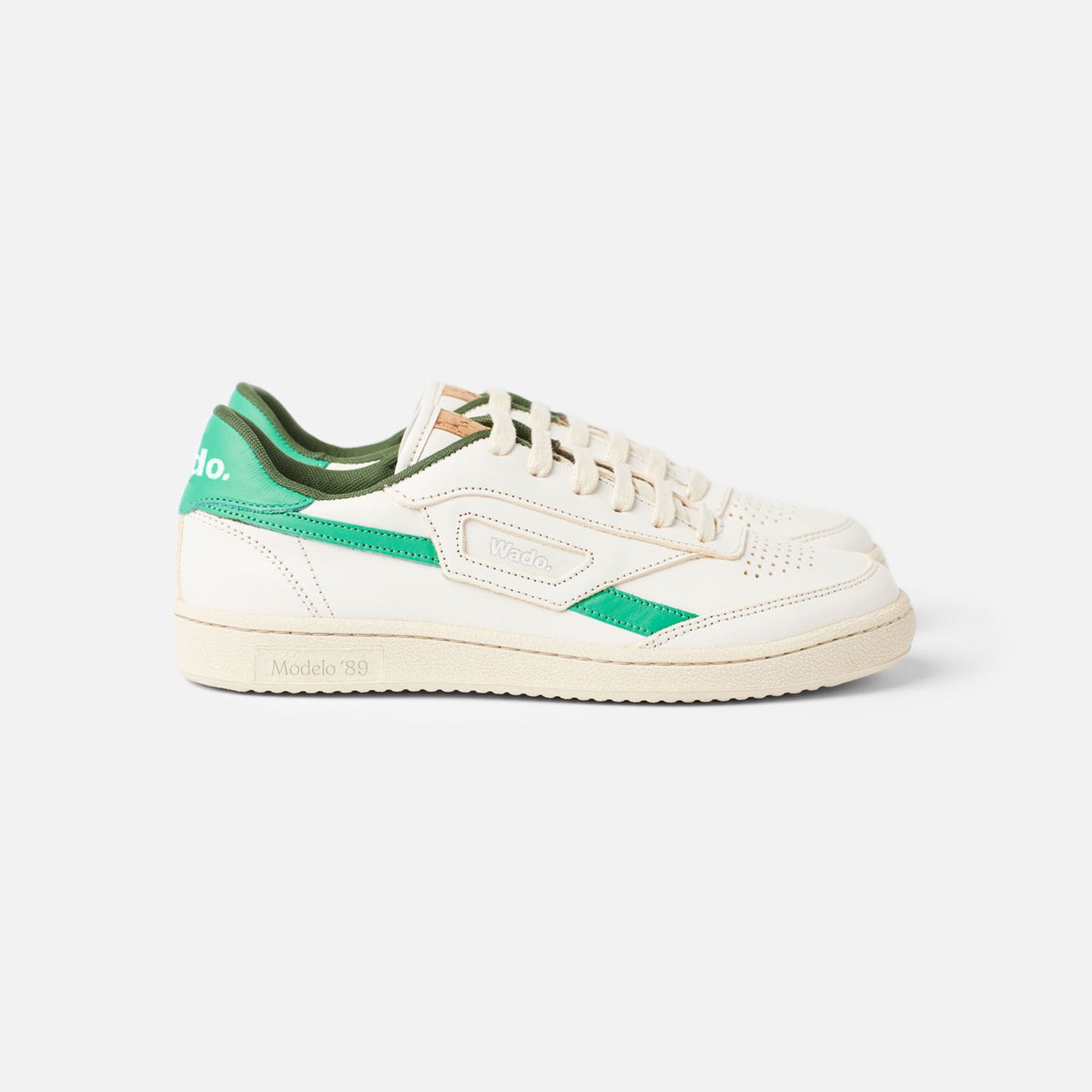 Nachhaltige Sneakers - inspiriert von den 80ern. Weiß-grüne Sneakers.