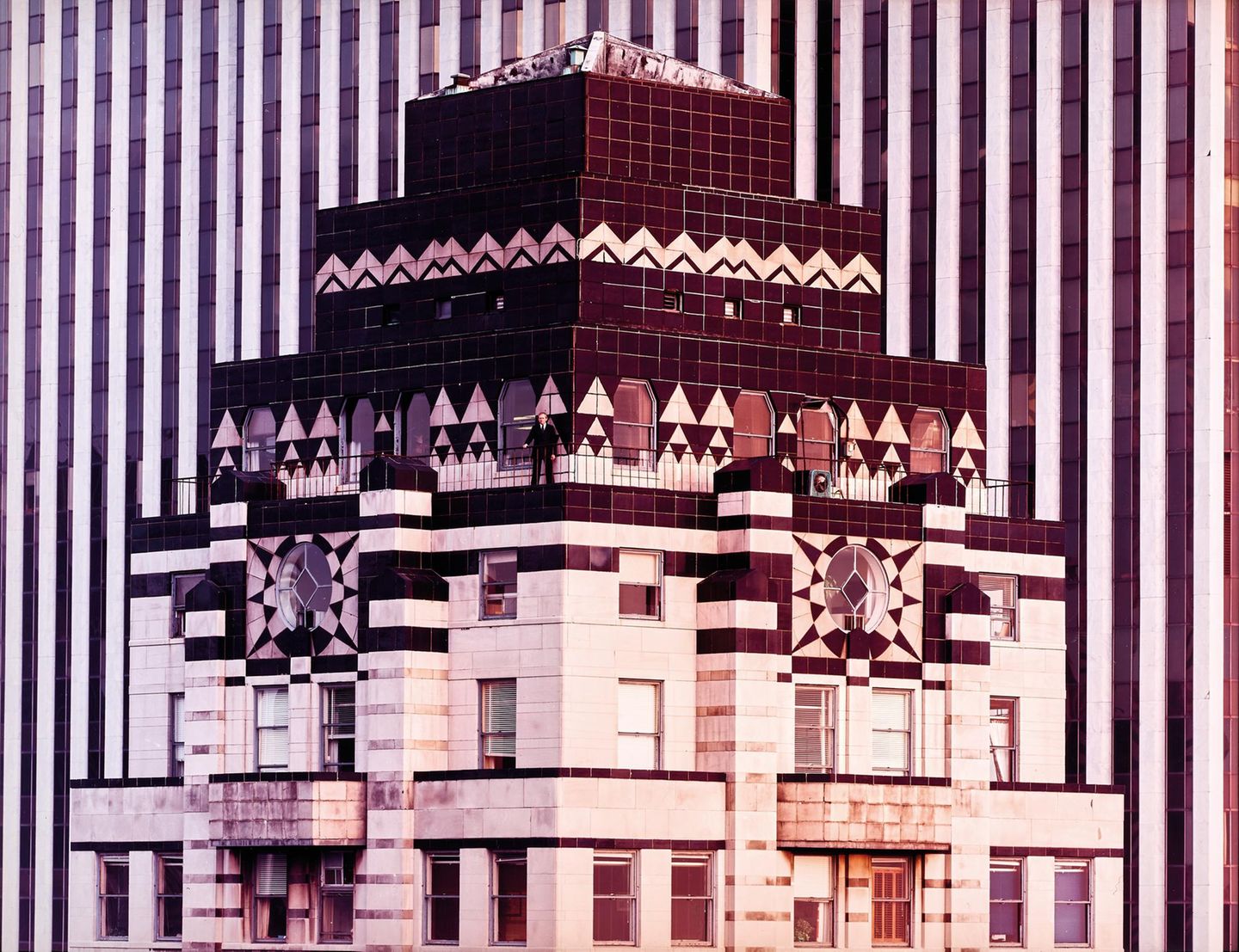 "50 Jahre BFF": Reinhart Wolf, New York, 1979. Sein besonderes Auge für Architektur führte unter anderem zu der Bildserie "New York", aus dem diese Fotografie stammt. Wolf (1930 – 1988) richtete sein Objektiv auf einige der höchsten Gebäude der Welt und reiste mehrmals in die Metropole, um die Wolkenkratzer der Stadt zu fotografieren. Reinhart Wolf, New York, 1979. Sein besonderes Auge für Architektur führte unter anderem zu der Bildserie "New York", aus dem diese Fotografie stammt. Wolf (1930 – 1988) richtete sein Objektiv auf einige der höchsten Gebäude der Welt und reiste mehrmals in die Metropole, um die Wolkenkratzer der Stadt zu fotografieren.