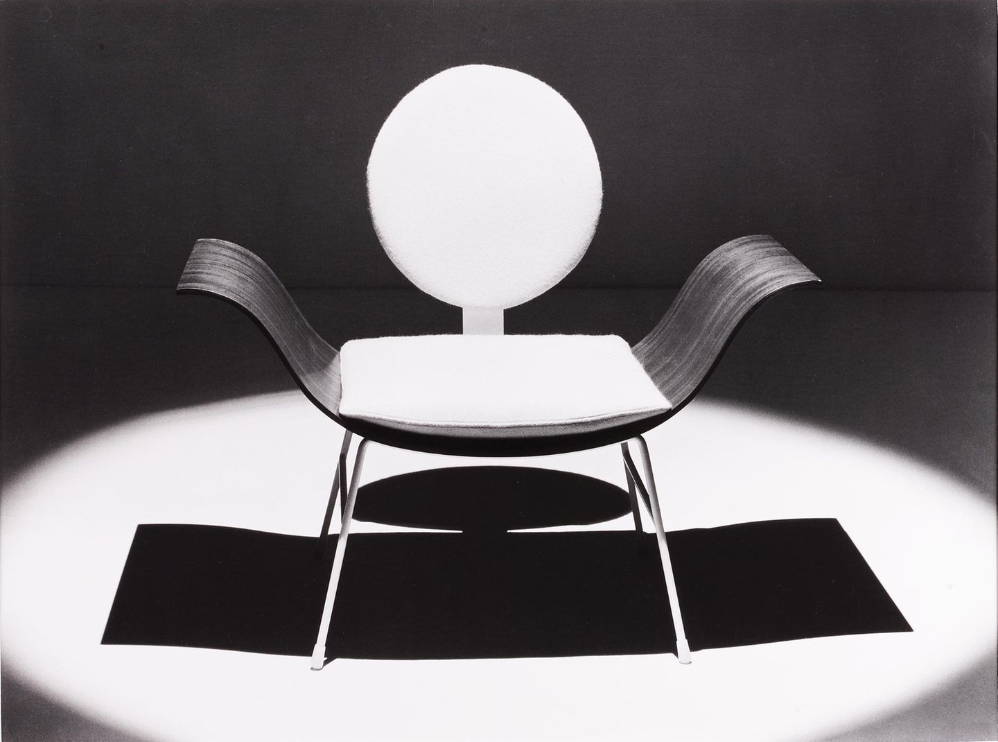 Willie Moegle (1897 – 1989) gilt als führender Vertreter der Sachaufnahme der Nachkriegszeit und arbeitete auch als Werbefotograf. Seine Arbeiten sind gekennzeichnet durch einen nüchternen Stil, der die abgebildeten Produkte in den Mittelpunkt stellen sollte.