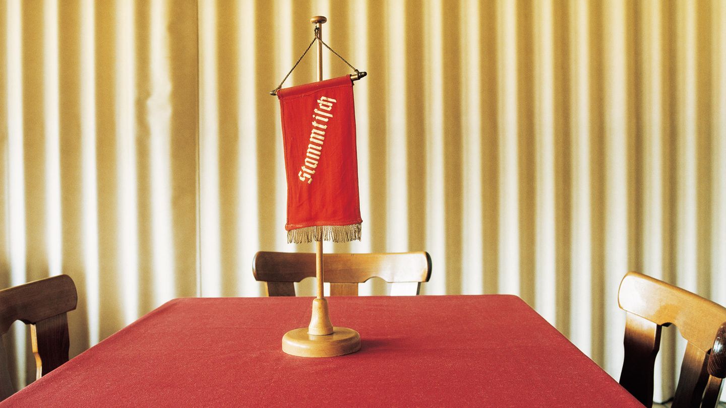 Volker Schrank, "Stammtische", 2012. Ein Bild mit dem Ziel, das beharrliche Bemühen darzustellen, einfache Antworten auf eine komplexe Welt zu finden.