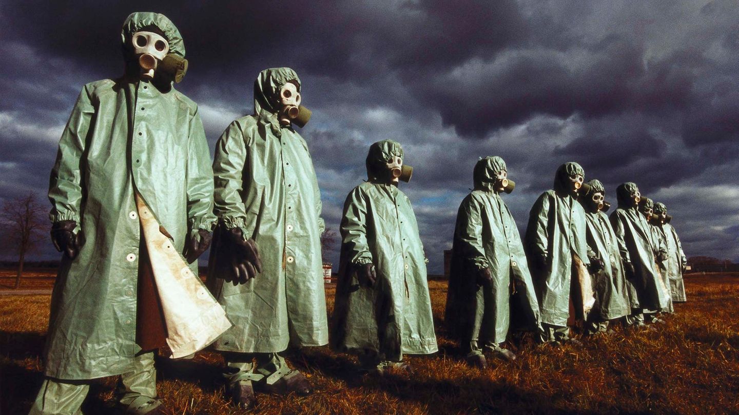 "50 Jahre BFF": Hans-Jürgen Burkard, "Sowjetische Elitegarde 'Kantemirov' probt den ABC-Krieg", 1989. In Russland und der früheren Sowjetunion fotografierte Burkard viele preisgekrönte Reportagen, auch für den stern war er unterwegs. Viele seiner Arbeiten für den stern wurden in zahlreichen Magazinen nachgedruckt. Darunter: "Life", "Time" und "Newsweek". Hans-Jürgen Burkard, "Sowjetische Elitegarde 'Kantemirov' probt den ABC-Krieg", 1989. In Russland und der früheren Sowjetunion fotografierte Burkard viele preisgekrönte Reportagen, auch für den stern war er unterwegs. Viele seiner Arbeiten für den stern wurden in zahlreichen Magazinen nachgedruckt. Darunter: "Life", "Time" und "Newsweek".