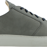 GrauerSchuh auf beigem Hintergrund.