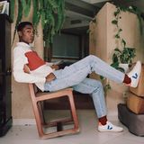 Mann, der auf einem Stuhl sitzt.