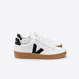 Weißer Schuh mit brauner Gummi-Sohle.