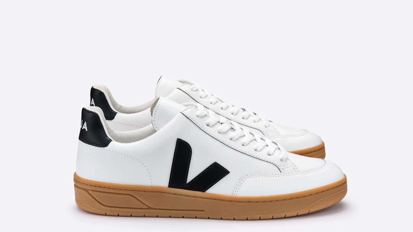 Veja steht für schlichtes aber zeitloses Design. Weißer Schuh mit brauner Gummi-Sohle.