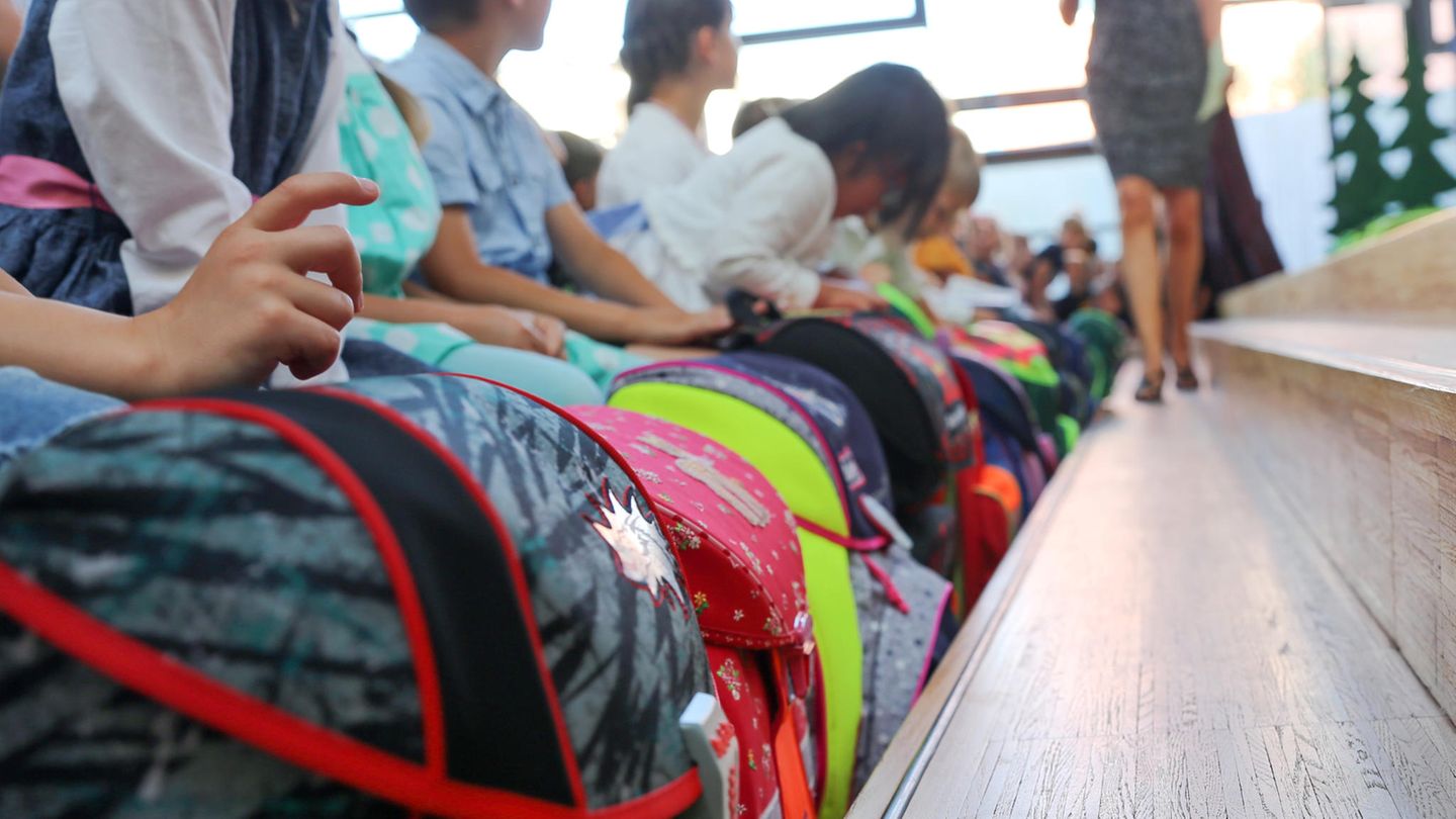 Mehrere Kinder sitzen am 22.08.2018 in einer Schule in Wedel (Schleswig-Holstein) bei der Einschulungsfeier.