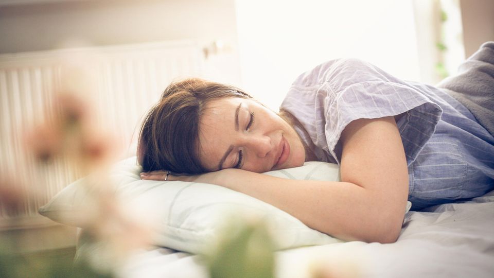 Mit einem Dinkelkissen wird der gesunde Schlaf unterstützt