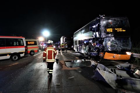 Bei dem Unfall auf der A5 bei Weingarten trifft den Fahrer des Reisebusses nach ersten Erkenntnissen der Polizei keine Schuld