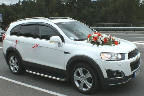 Eine Fahrt in einem blumengeschmückten Auto gehört für viele Paare zu einer Hochzeit dazu.