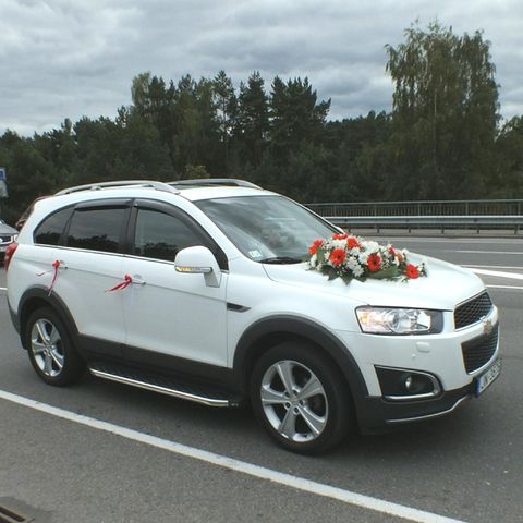 Eine Fahrt in einem blumengeschmückten Auto gehört für viele Paare zu einer Hochzeit dazu.