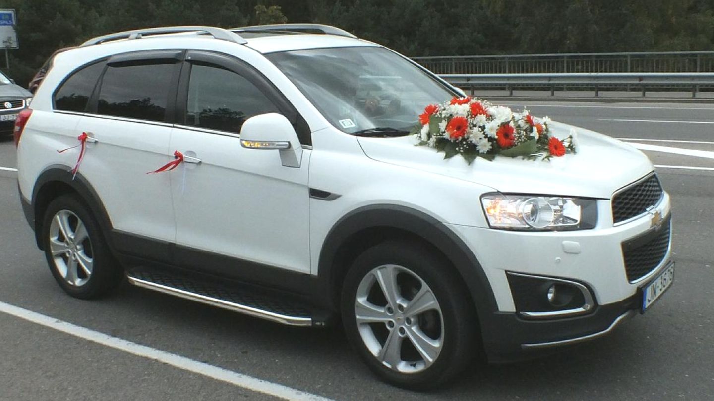 Eine Fahrt in einem blumengeschmückten Auto gehört für viele Paare zu einer Hochzeit dazu.