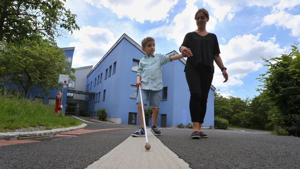 Sehbehindertentag: Der taubblinde Lucas orientiert sich mithilfe eines Langstocks