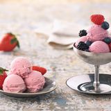 Beeren-Milcheis      Zutaten:  135 g Zucker, 15 g Glukosepulver, 1,5 g Johannisbrotkernmehl, 280 ml frische Vollmilch, 250 ml flüssige Sahne (32% Fettgehalt), 500 g geputzte gemischte Beeren      Zubereitung:  Den Zucker, das Glukosepulver und das Johannisbrotkernmehl vermischen. Die Milch und die Sahne in einen Topf geben, die trockenen Zutaten mit einem Schneebesen einrühren und die Mischung unter Rühren erhitzen, aber nicht aufkochen. Den Topf vom Herd ziehen und mit einem Stabmixer gut durchmixen. Die Grundmasse abkühlen lassen und anschließend im Kühlschrank kalt stellen. Die Beeren in einem Mixbecher mit dem Stabmixer fein pürieren. Das Püree durch ein Sieb streichen. Es werden 350 g Püree benötigt. Die Eisgrundmasse aus dem Kühlschrank nehmen. Das Beerenpüree unterrühren und mit dem Stabmixer gut durchmixen. Die Eisgrundmasse in die Eismaschine umfüllen und nach den Angaben des Herstellers ein cremiges Eis daraus herstellen. Das fertige Eis in einen vorgekühlten, verschließbaren Becher umfüllen, diesen mit dem Deckel verschließen und in das Gefrierfach stellen.