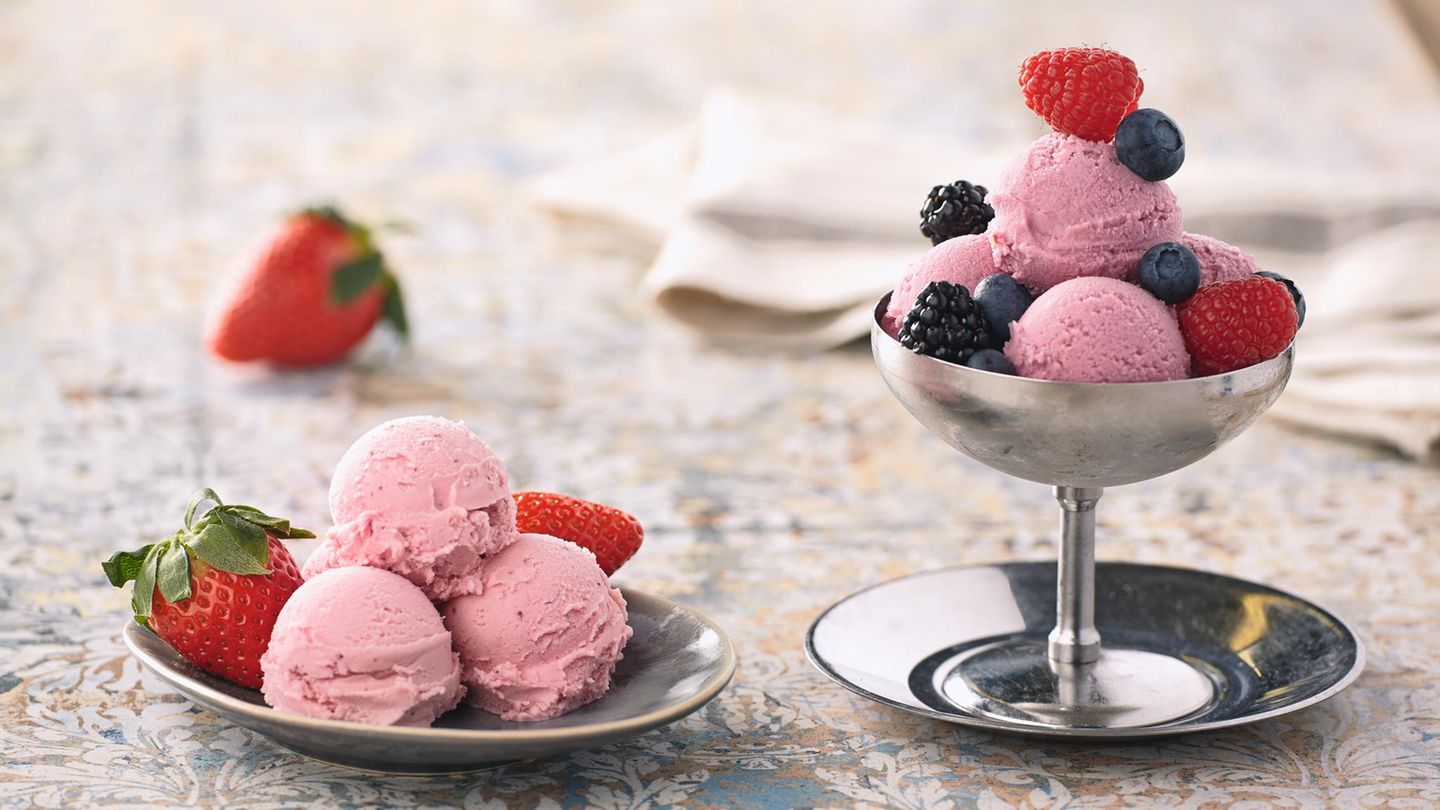 Beeren-Milcheis      Zutaten:  135 g Zucker, 15 g Glukosepulver, 1,5 g Johannisbrotkernmehl, 280 ml frische Vollmilch, 250 ml flüssige Sahne (32% Fettgehalt), 500 g geputzte gemischte Beeren      Zubereitung:  Den Zucker, das Glukosepulver und das Johannisbrotkernmehl vermischen. Die Milch und die Sahne in einen Topf geben, die trockenen Zutaten mit einem Schneebesen einrühren und die Mischung unter Rühren erhitzen, aber nicht aufkochen. Den Topf vom Herd ziehen und mit einem Stabmixer gut durchmixen. Die Grundmasse abkühlen lassen und anschließend im Kühlschrank kalt stellen. Die Beeren in einem Mixbecher mit dem Stabmixer fein pürieren. Das Püree durch ein Sieb streichen. Es werden 350 g Püree benötigt. Die Eisgrundmasse aus dem Kühlschrank nehmen. Das Beerenpüree unterrühren und mit dem Stabmixer gut durchmixen. Die Eisgrundmasse in die Eismaschine umfüllen und nach den Angaben des Herstellers ein cremiges Eis daraus herstellen. Das fertige Eis in einen vorgekühlten, verschließbaren Becher umfüllen, diesen mit dem Deckel verschließen und in das Gefrierfach stellen.