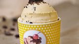 Cookieeis      Zutaten:  450 ml frische Vollmilch, 300 ml flüssige Sahne (32% Fettgehalt), 180 g Zucker, 120 g Eigelb (entspricht 6–7 Eigelb), 1 EL Vanilleextrakt, 80 g dunkle Kekse      Zubereitung:  Die Milch und die Sahne in einen Topf geben, aufkochen und beiseitestellen. In einer Rührschüssel die Eigelbe und den Zucker zu einer hellgelben, dickflüssigen Eiercreme aufschlagen. Die abgekühlte Milch-Sahne-Mischung unter die Eiercreme rühren. Diese Creme in einen Topf umfüllen und bei mittlerer Temperatur unter stetigem Rühren auf etwa 80 °C (am besten ein Speisenthermometer verwenden) erhitzen, bis sie andickt. Achtung: Die Creme darf dabei keinesfalls kochen. Den Topf mit der Creme auf ein Eiswasserbad stellen und abkühlen lassen. Die abgekühlte Creme in einen verschließbaren Becher füllen, diesen mit dem Deckel verschließen und im Kühlschrank gut durchkühlen lassen. Den Vanilleextrakt in die Grundeismasse rühren. Die Grundmasse in die Eismaschine umfüllen und nach den Angaben des Herstellers zu cremigem Eis verarbeiten. Die Kekse in einen Gefrierbeutel geben und mit einem Fleischklopfer oder einem Topfboden grob zerkleinern. Das fertige Eis in einen vorgekühlten, verschließbaren Becher umfüllen und die Keksstücke unterziehen. Den Behälter mit dem Deckel verschließen und in das Gefrierfach stellen.