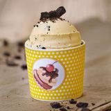 Cookieeis      Zutaten:  450 ml frische Vollmilch, 300 ml flüssige Sahne (32% Fettgehalt), 180 g Zucker, 120 g Eigelb (entspricht 6–7 Eigelb), 1 EL Vanilleextrakt, 80 g dunkle Kekse      Zubereitung:  Die Milch und die Sahne in einen Topf geben, aufkochen und beiseitestellen. In einer Rührschüssel die Eigelbe und den Zucker zu einer hellgelben, dickflüssigen Eiercreme aufschlagen. Die abgekühlte Milch-Sahne-Mischung unter die Eiercreme rühren. Diese Creme in einen Topf umfüllen und bei mittlerer Temperatur unter stetigem Rühren auf etwa 80 °C (am besten ein Speisenthermometer verwenden) erhitzen, bis sie andickt. Achtung: Die Creme darf dabei keinesfalls kochen. Den Topf mit der Creme auf ein Eiswasserbad stellen und abkühlen lassen. Die abgekühlte Creme in einen verschließbaren Becher füllen, diesen mit dem Deckel verschließen und im Kühlschrank gut durchkühlen lassen. Den Vanilleextrakt in die Grundeismasse rühren. Die Grundmasse in die Eismaschine umfüllen und nach den Angaben des Herstellers zu cremigem Eis verarbeiten. Die Kekse in einen Gefrierbeutel geben und mit einem Fleischklopfer oder einem Topfboden grob zerkleinern. Das fertige Eis in einen vorgekühlten, verschließbaren Becher umfüllen und die Keksstücke unterziehen. Den Behälter mit dem Deckel verschließen und in das Gefrierfach stellen.