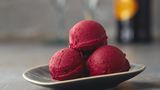 Cassis-Prosecco-Sorbet      Zutaten:  150 g Zucker, 30 g Glukosepulver, 1 g Johannisbrotkernmehl, 300 g schwarze Johannisbeeren, 40 g frisch gepresster Zitronensaft, 200 ml Prosecco      Zubereitung:  Den Zucker, das Glukosepulver und das Johannisbrotkernmehl vermischen. 280 ml Wasser und die schwarzen Johannisbeeren in einen Topf geben. Die trockenen Zutaten mit einem Schneebesen einrühren. Die Flüssigkeit unter Rühren erhitzen, aber nicht aufkochen, bis sich der Zucker vollständig aufgelöst hat. Den Topf vom Herd ziehen und den Topfinhalt abkühlen lassen. Dann alles mit einem Stabmixer durchmixen und das Püree abkühlen lassen. Das Püree nach Belieben durch ein feines Sieb streichen. Den Zitronensaft unterrühren. Die Sorbetmasse im Kühlschrank gut durchkühlen lassen. Die Sorbetmasse mit dem Stabmixer nochmals aufmixen, in die Eismaschine umfüllen und nach den Angaben des Herstellers ein cremiges Sorbet daraus herstellen. Sobald das Sorbet beginnt fest zu werden, den Prosecco dazugießen und das Sorbet fertigstellen. Das fertige Sorbet in einen verschließbaren Behälter füllen, diesen mit dem Deckel verschließen und zum Durchkühlen in den Kühlschrank stellen.