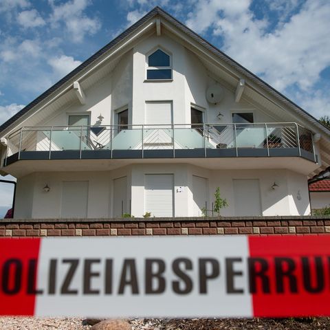 Absperrband vor dem Haus des verstorbenen Kasseler Regierungspräsidenten Walter Lübcke
