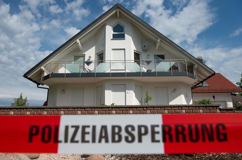 Absperrband vor dem Haus des verstorbenen Kasseler Regierungspräsidenten Walter Lübcke