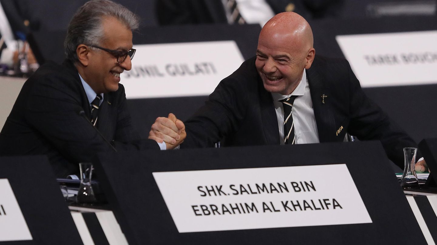 Gianni Infantino freut sich mit dem Fifa-Council-Mitglied Salman Bin Ebrahim Al Khalifa (l.) über seine Wiederwahl