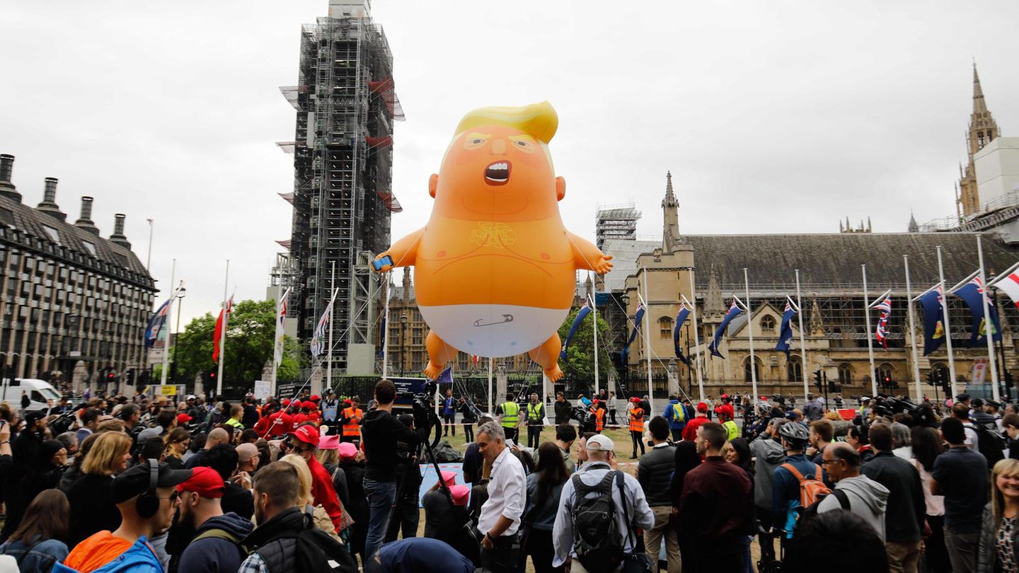 Vor dem Parlamentsgebäude lassen Aktivisten wie schon beim Besuch des US-Präsidenten vor einem Jahr einen riesigen Ballon in Form eines Trump-Babys mit Windeln aufsteigen
