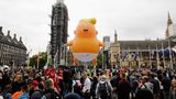 Vor dem Parlamentsgebäude lassen Aktivisten wie schon beim Besuch des US-Präsidenten vor einem Jahr einen riesigen Ballon in Form eines Trump-Babys mit Windeln aufsteigen