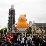 Vor dem Parlamentsgebäude lassen Aktivisten wie schon beim Besuch des US-Präsidenten vor einem Jahr einen riesigen Ballon in Form eines Trump-Babys mit Windeln aufsteigen