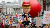 Am Trafalgar Square haben Demonstranten diesen knapp fünf Meter großen sprechenden Donald-Trump-Roboter aufgebaut, der mit heruntergelassener Hose auf einer Goldtoilette sitzt