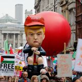 Am Trafalgar Square haben Demonstranten diesen knapp fünf Meter großen sprechenden Donald-Trump-Roboter aufgebaut, der mit heruntergelassener Hose auf einer Goldtoilette sitzt