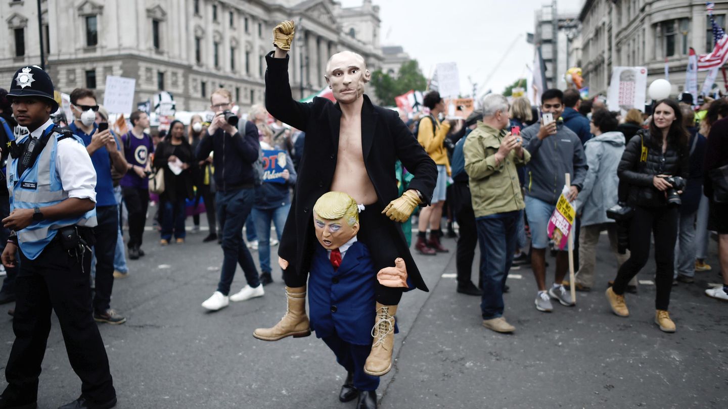 Auch sehr phantasievoll - oder vielleicht sogar nah an der Realität? Russlands Präsident Wladimir Putin reitet auf Donald Trump