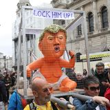 ... dafür beweisen die Demonstranten aber jede Menge Einfallsreichtum - wie mit diesem Käfig-Trump und der Aufforderung: "Sperrt ihn ein"