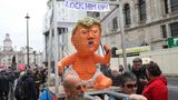 ... dafür beweisen die Demonstranten aber jede Menge Einfallsreichtum - wie mit diesem Käfig-Trump und der Aufforderung: "Sperrt ihn ein"