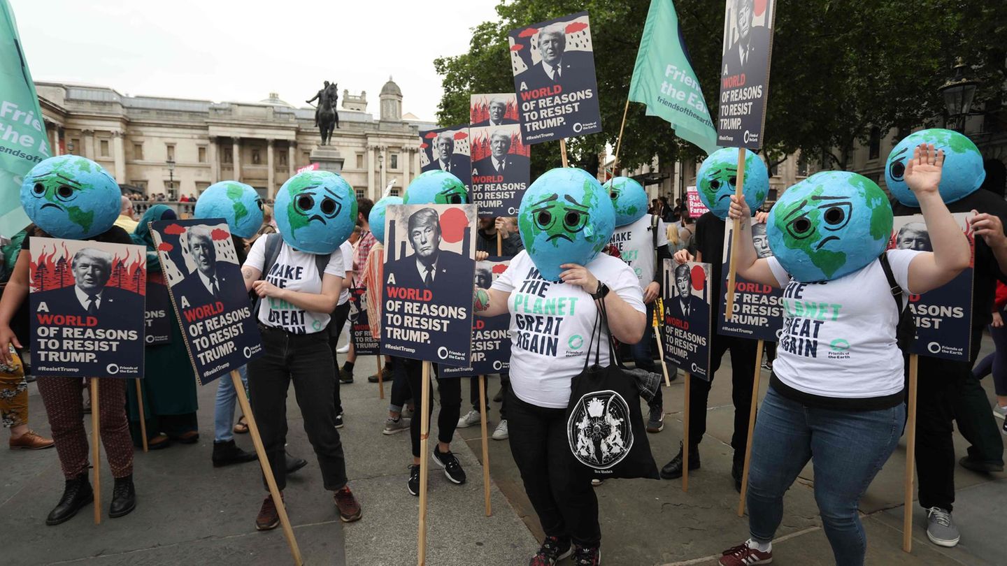 "Mach den Planeten wieder groß", fordern dies Demonstranten in Anlehnung an Trumps Motto: "Make America Great Again".