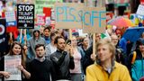 Klare Ansage: "Verpiss dich", fordern diese Demonstranten Donald Trump auf