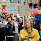 Klare Ansage: "Verpiss dich", fordern diese Demonstranten Donald Trump auf