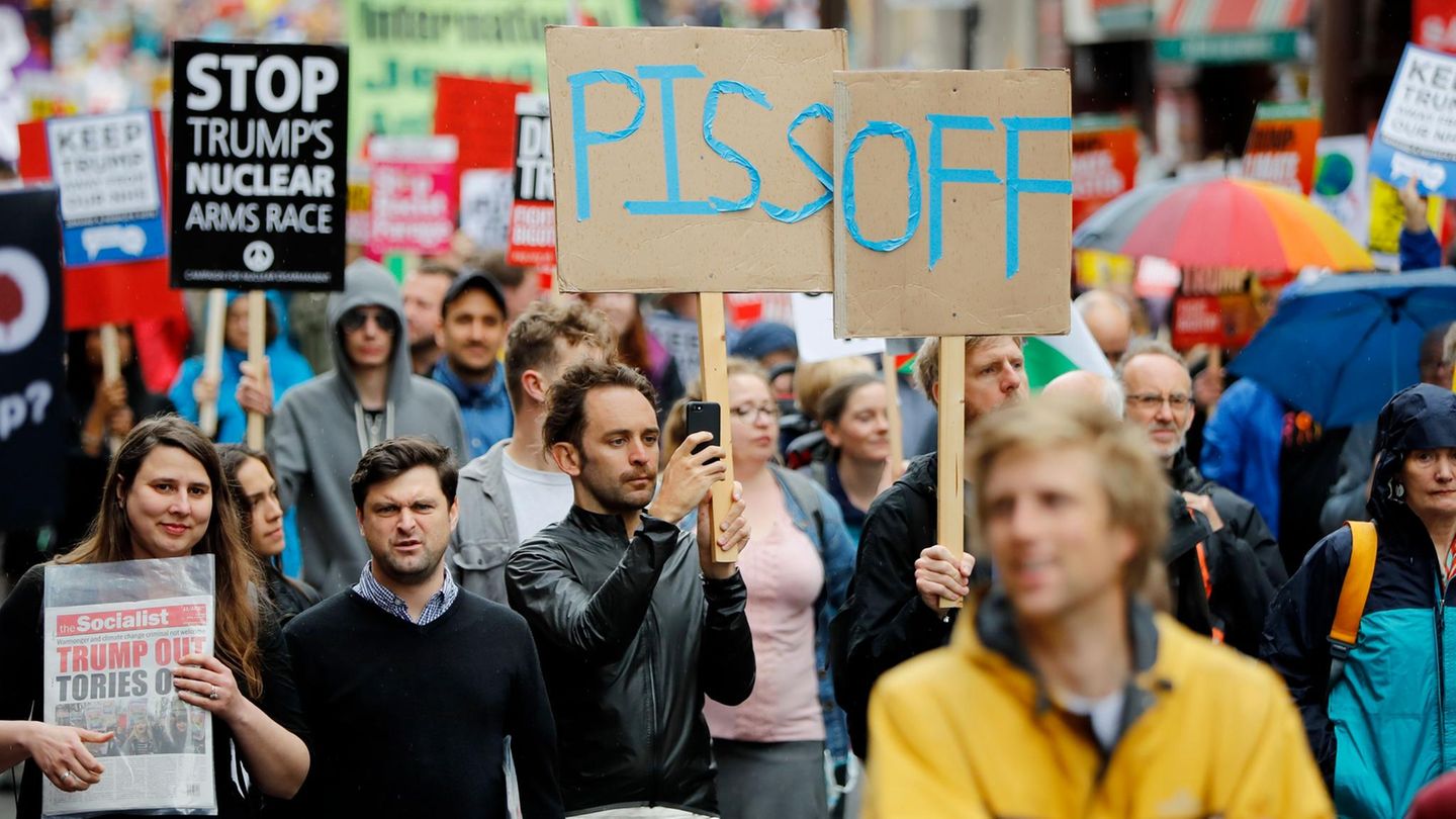 Klare Ansage: "Verpiss dich", fordern diese Demonstranten Donald Trump auf