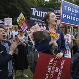 Zwar nehmen deutlich weniger als die von manchen Medien vorab erwarteten 250.000 Menschen an den Protesten teil, ...