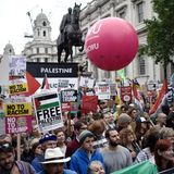 Die Protestierenden werfen Donald Trump unter anderem Sexismus und Rassismus vor und meinen, dass der Staatsbesuch gar nicht hätte stattfinden dürfen. "Ich ärgere mich sehr, dass die britische Regierung Trump eingeladen und für ihn ein Staatsbankett abgehalten hat", sagt die Demonstrantin Duniya Okada (48). Der US-Präsident sei ein Rassist, das zeige sich an seinem Vorhaben, eine Mauer an der Grenze zu Mexiko bauen zu wollen. Vor allem ärgert sich die Biochemikerin aus London über Trumps Einmischung in den Brexit-Streit. Der EU-Austritt sei "das Schlimmste, was diesem Land geschehen kann".