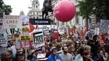 Die Protestierenden werfen Donald Trump unter anderem Sexismus und Rassismus vor und meinen, dass der Staatsbesuch gar nicht hätte stattfinden dürfen. "Ich ärgere mich sehr, dass die britische Regierung Trump eingeladen und für ihn ein Staatsbankett abgehalten hat", sagt die Demonstrantin Duniya Okada (48). Der US-Präsident sei ein Rassist, das zeige sich an seinem Vorhaben, eine Mauer an der Grenze zu Mexiko bauen zu wollen. Vor allem ärgert sich die Biochemikerin aus London über Trumps Einmischung in den Brexit-Streit. Der EU-Austritt sei "das Schlimmste, was diesem Land geschehen kann".