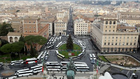 Massenandrang in Rom: Touristenbusse blockieren die Piazza Venezia, unweit des Kapitolshügels