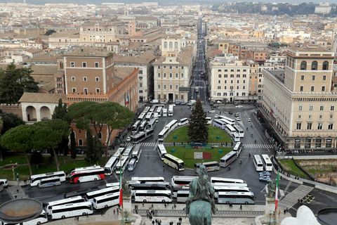 Massenandrang in Rom: Touristenbusse blockieren die Piazza Venezia, unweit des Kapitolshügels