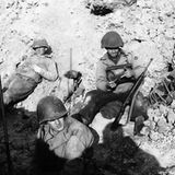 Als die Ranger die Kippe hinauf stiegen, wurden sie mit Steinen und Handgranaten beworfen.