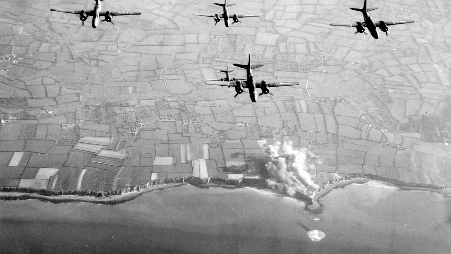 Allierte Bomber über Pointe du Hoc.