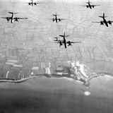 Allierte Bomber über Pointe du Hoc.