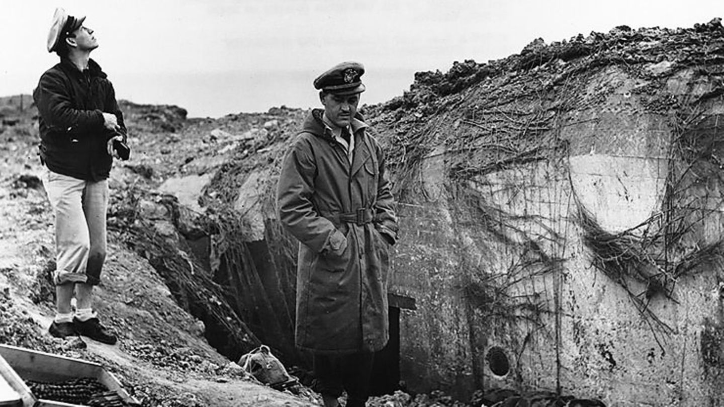 Die Trümmer der Bunker auf dem Felsen.